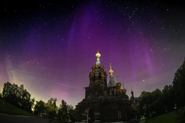 Северное сияние, наблюдаемое в селе Гололобово Московской области из-за сильной магнитной бури.