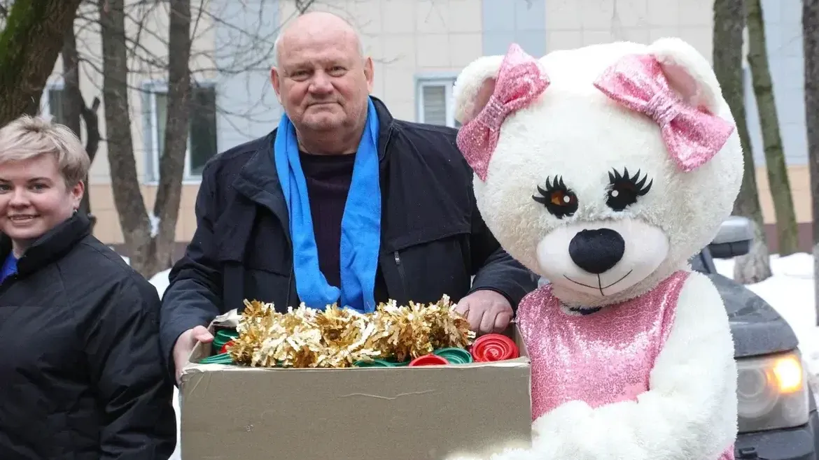 Пациентам Балашихинской больницы вручили новогодние подарки