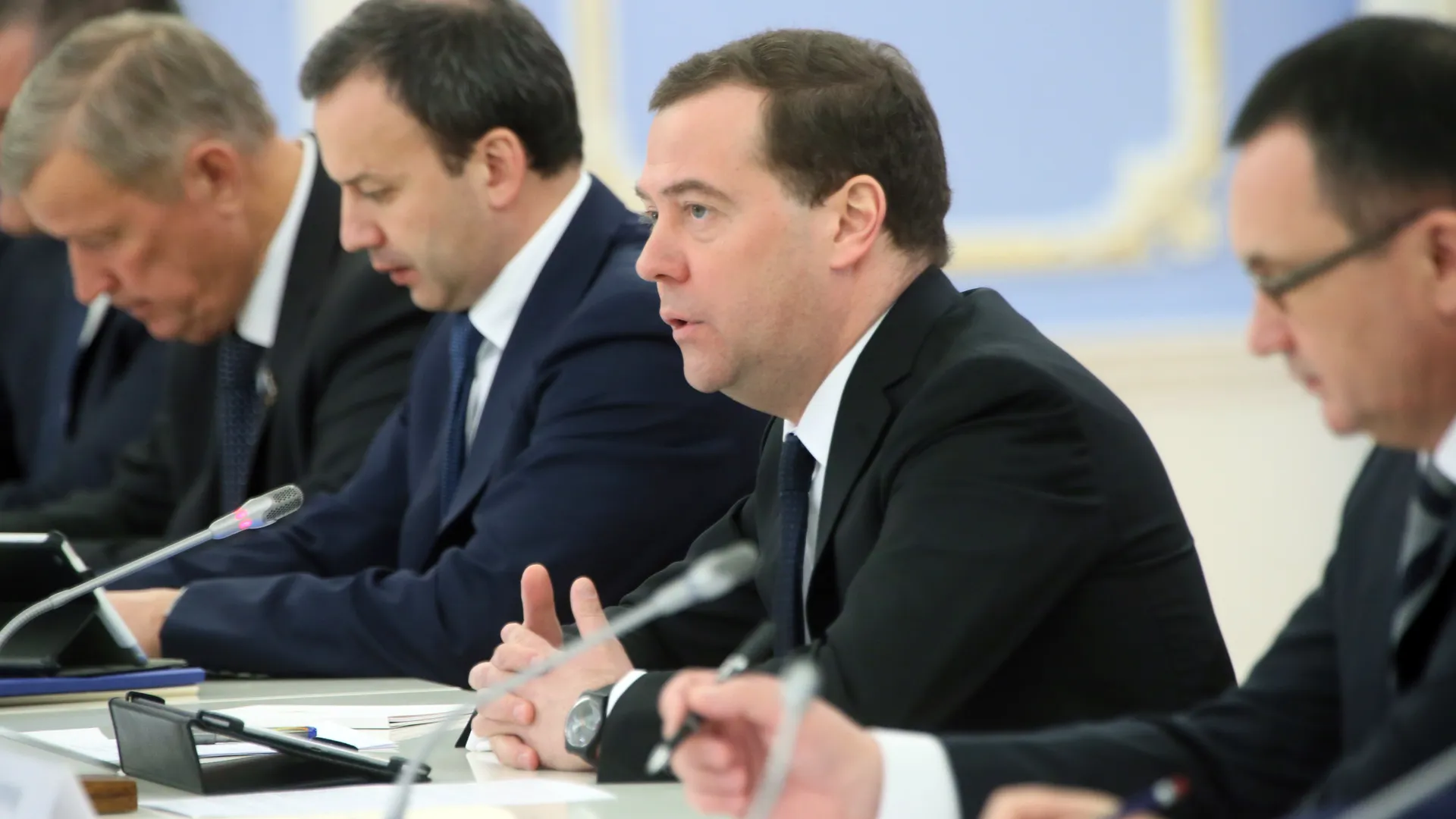 «Наркоман-фюрер показал Белому дому средний палец»: Медведев прокомментировал идею Зеленского о референдуме