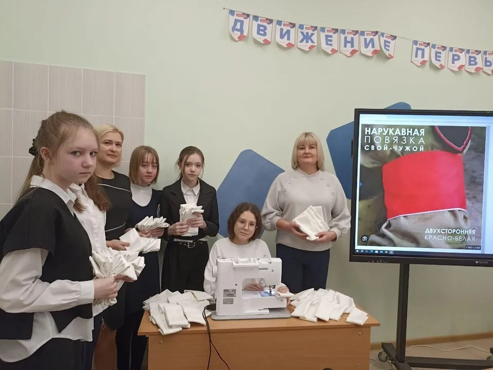 Школьницы работают под руководством своих педагогов. Фото: пресс-служба администрации г.о. Подольск