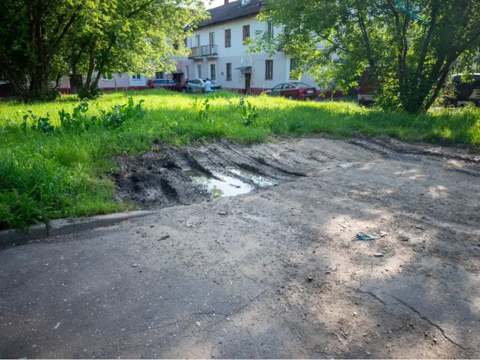 Испорченный газон во дворе на улице Ленина. Фото: пресс-служба администрации г. о. Фрязино