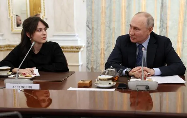 Владимир Путин проводит встречу с военными корреспондентами в Кремле. Слева — Екатерина Агранович