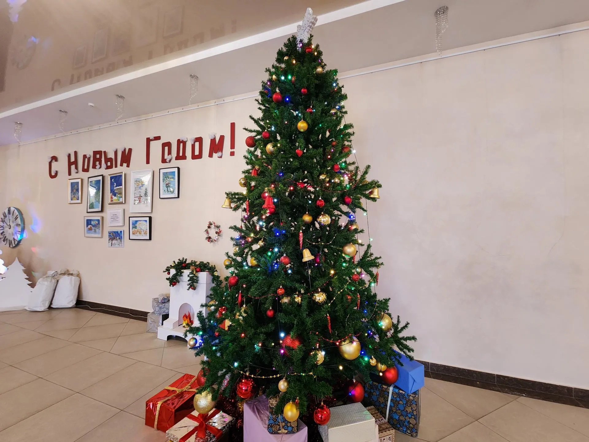 Хавива Фонина / Елка в культурно-спортивном досуговом центре в селе Ершово