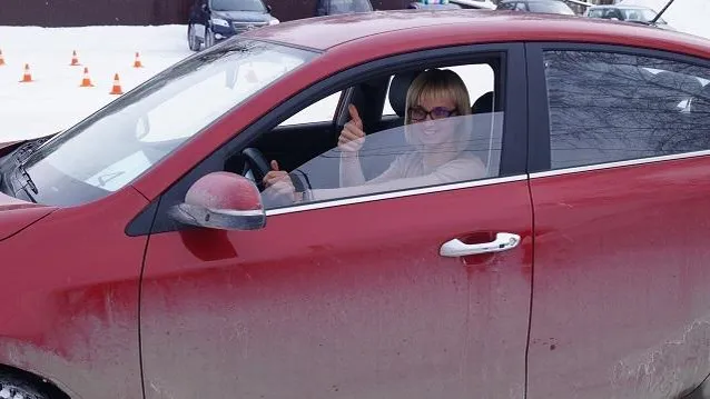 Автоледи в погонах показали фигурное вождение в Ногинске