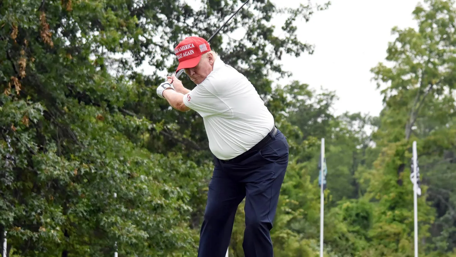 Президент США Дональд Трамп играет в гольф. Kyle Mazza