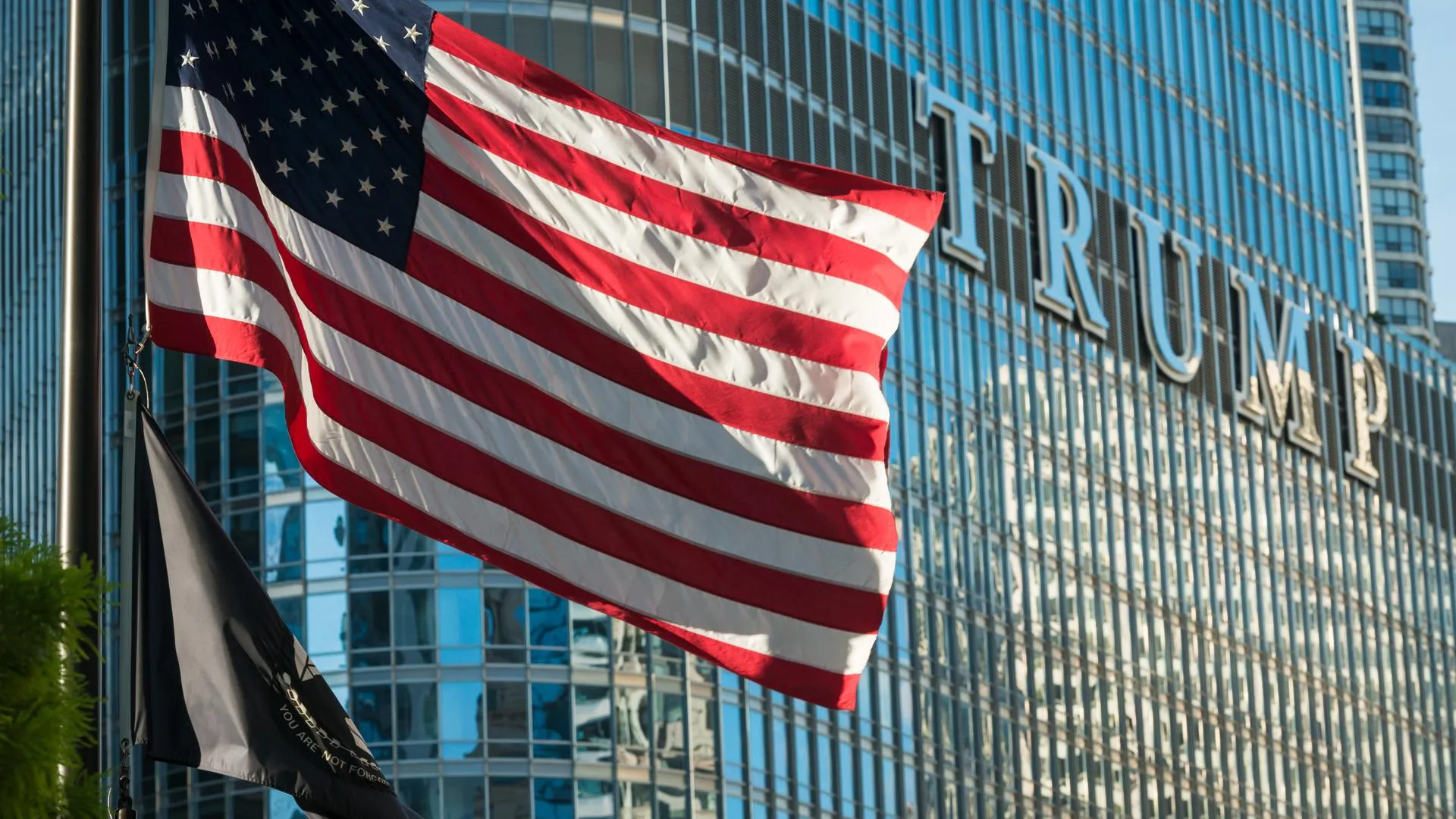 Терапевт назвал причину странного покраснения на шее Трампа