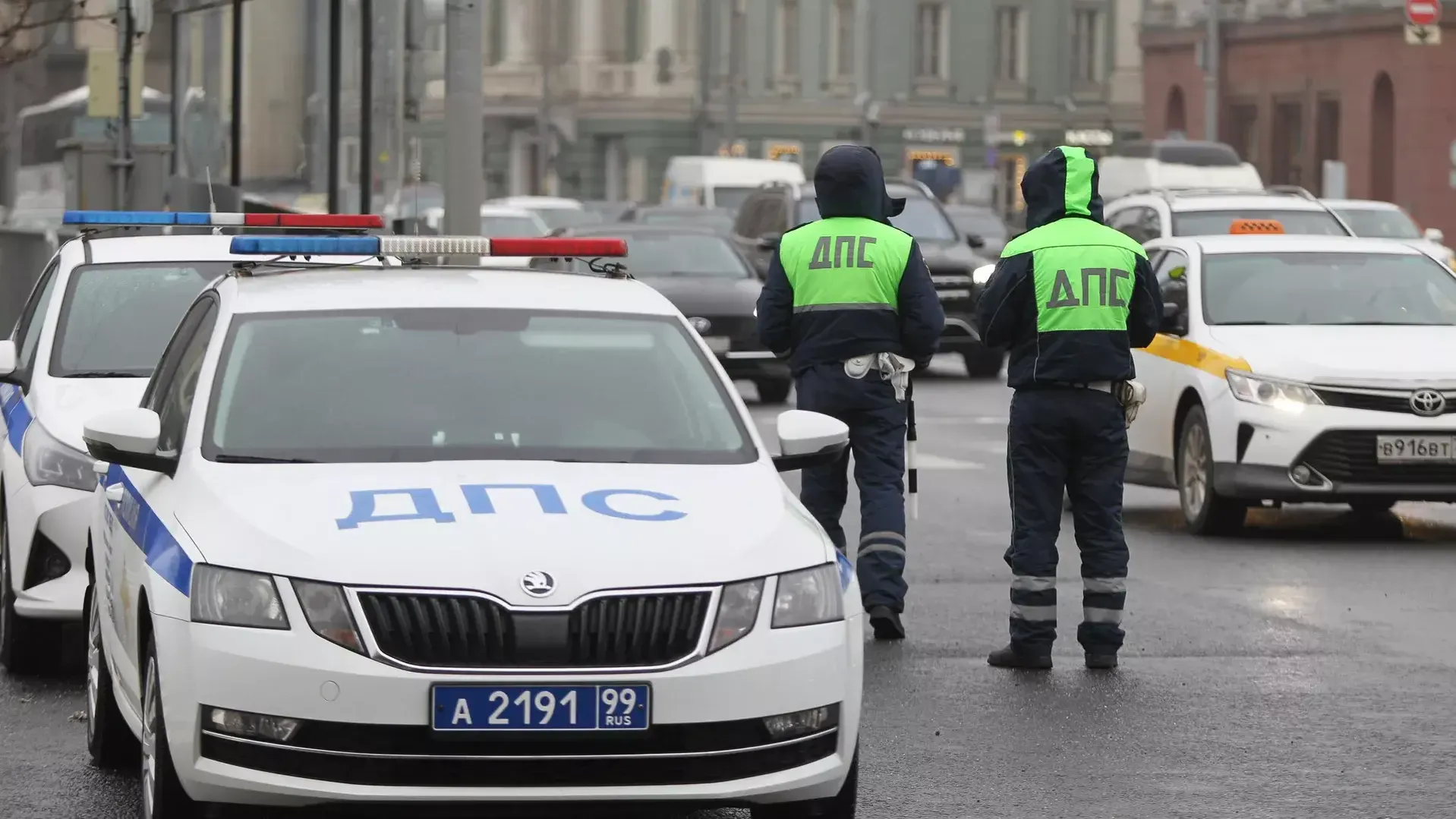 В Красноярске полицейские заставили пьяного мужчину переставить автомобиль и тут же задержали его за пьяную езду