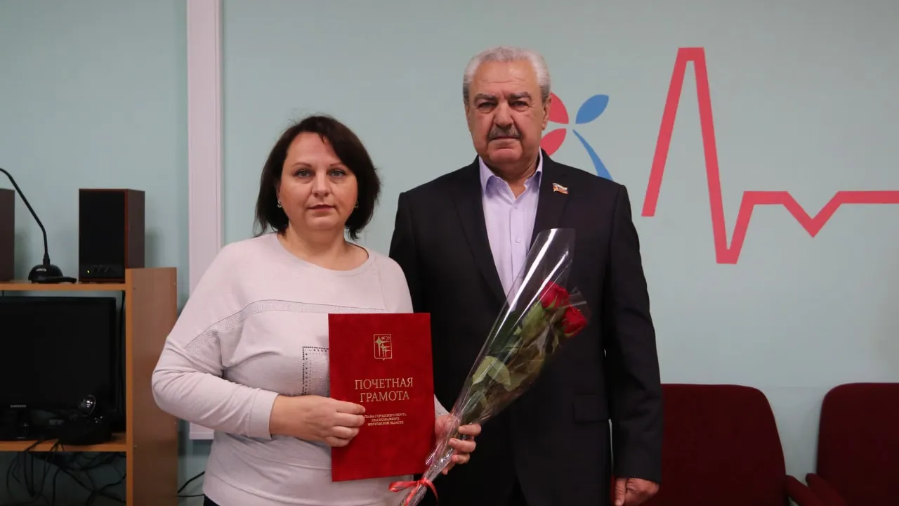 Исполняющая обязанности главврача городской поликлиники Краснознаменска Ольга Синкевич и председатель Совета депутатов Александр Мостковой. Фото: администрация Краснознаменска