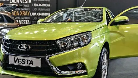 Продажи легковых автомобилей в России в марте упали на 10%