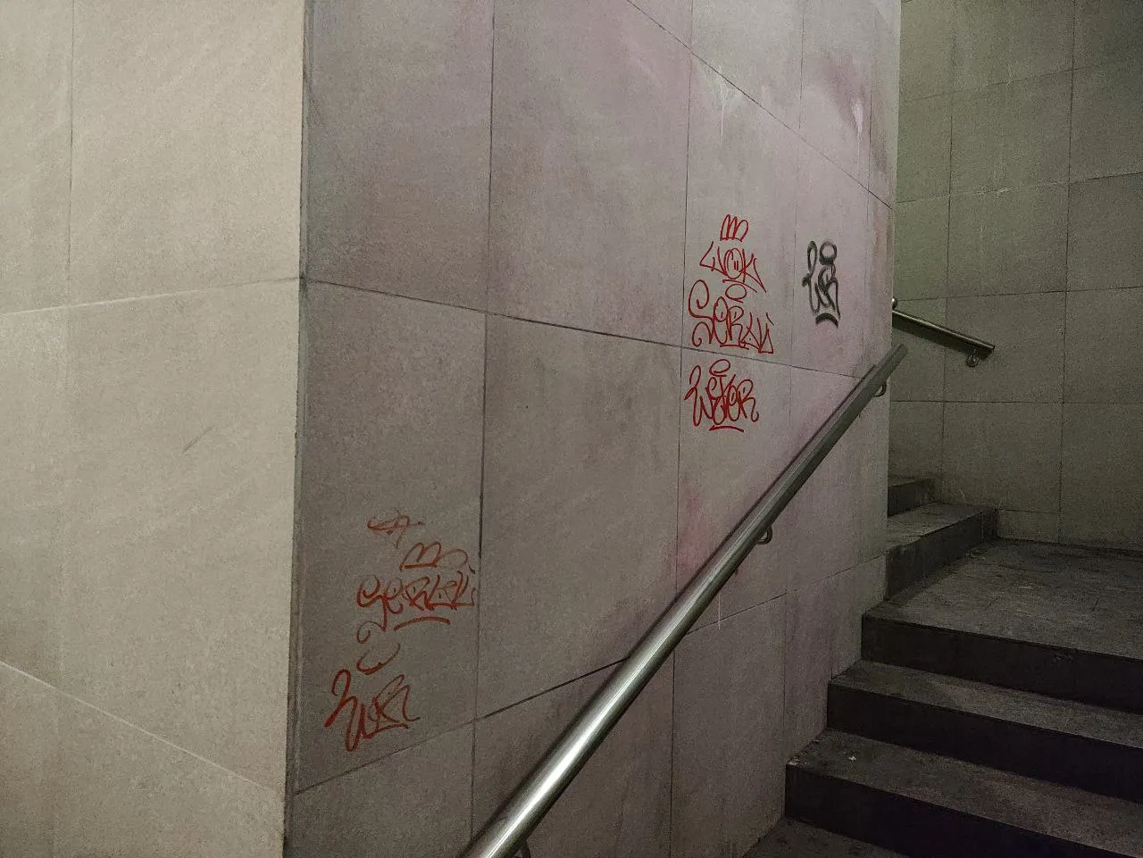 Стена до уборки. Фото: ТГ-чат Станислава Каторова