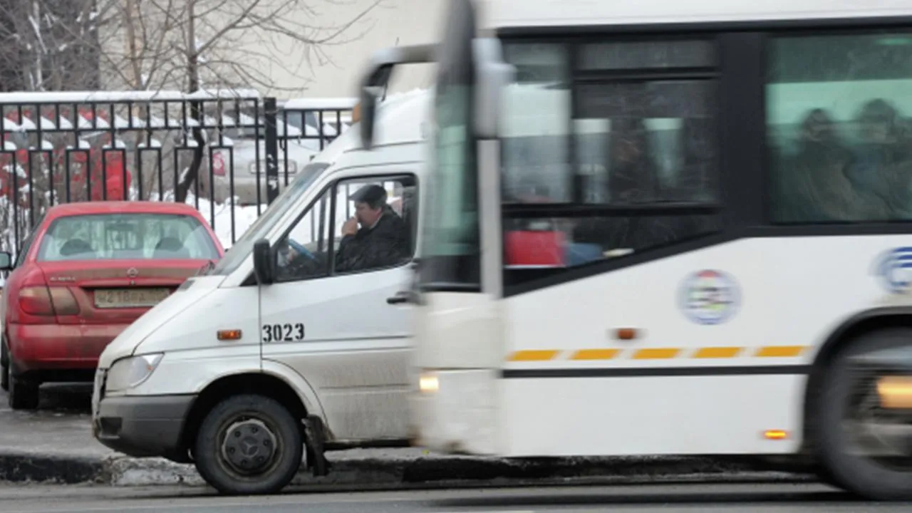 В приморском городе произошло ДТП с грузовиком, маршруткой и пятью пострадавшими