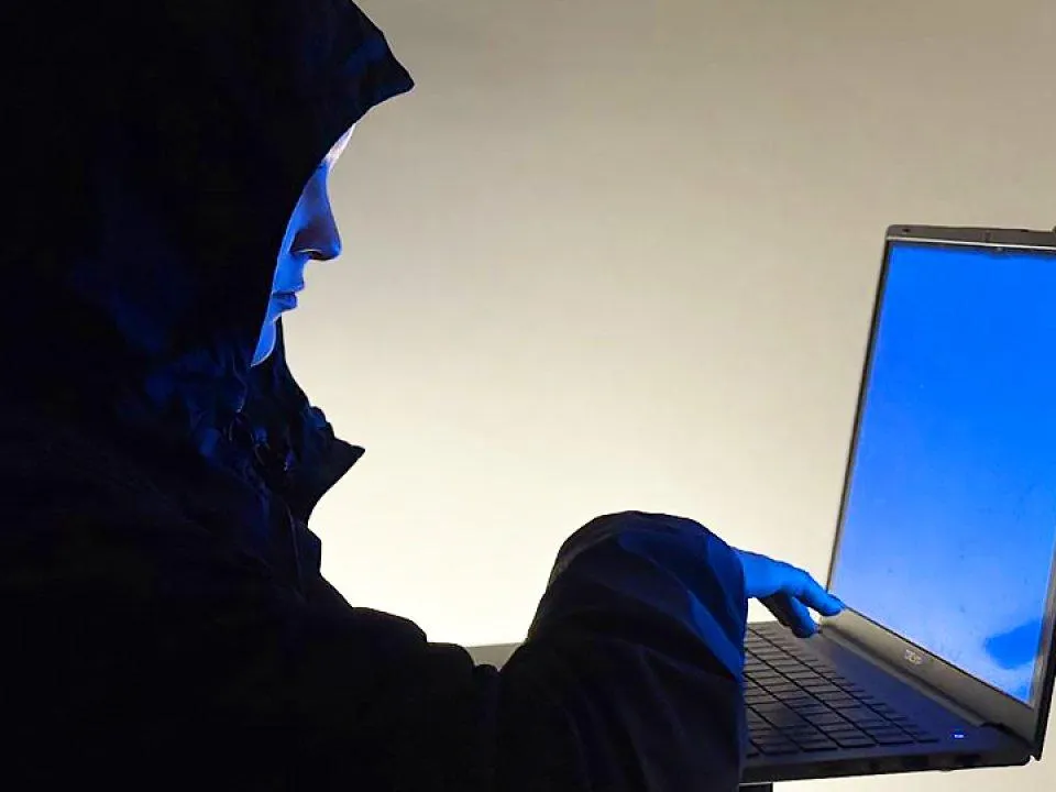 Мошенники продали россиянину ИИ-авто за 3,3 млн рублей: как отличить реальность от нейросети