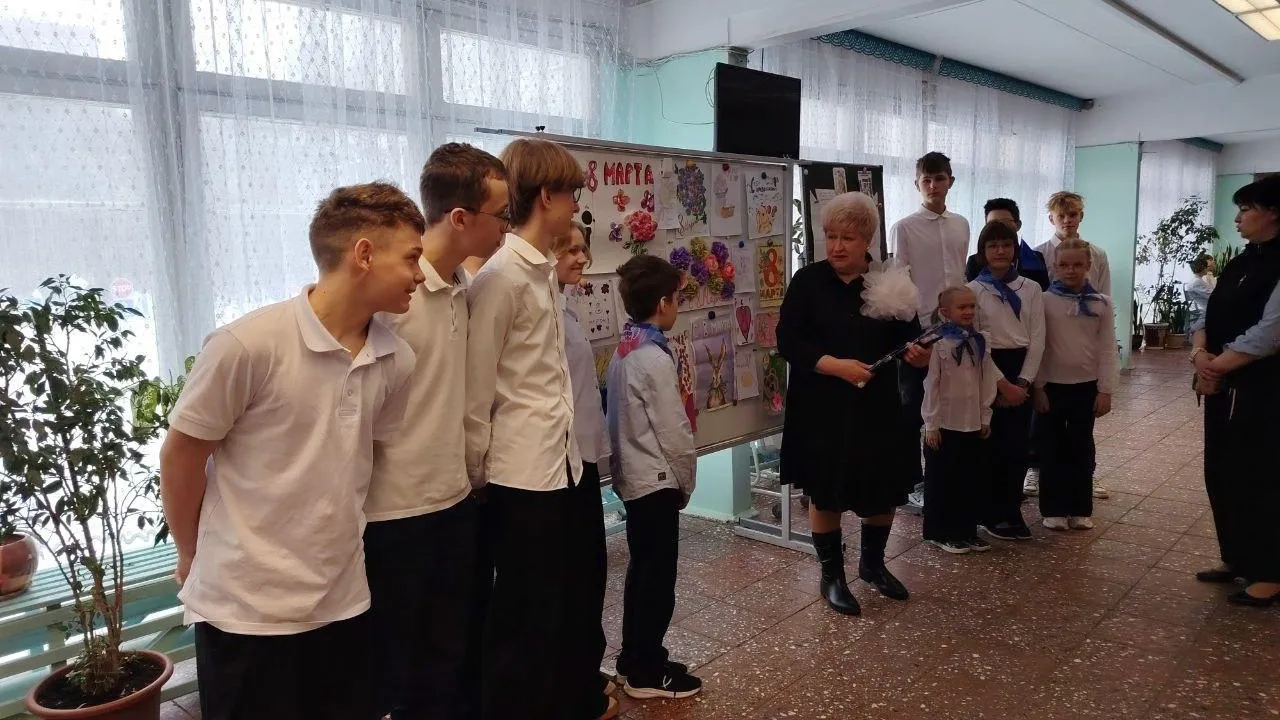 Открытки от чистого сердца: в Химках школьники нарисовали весну для мам и бабушек