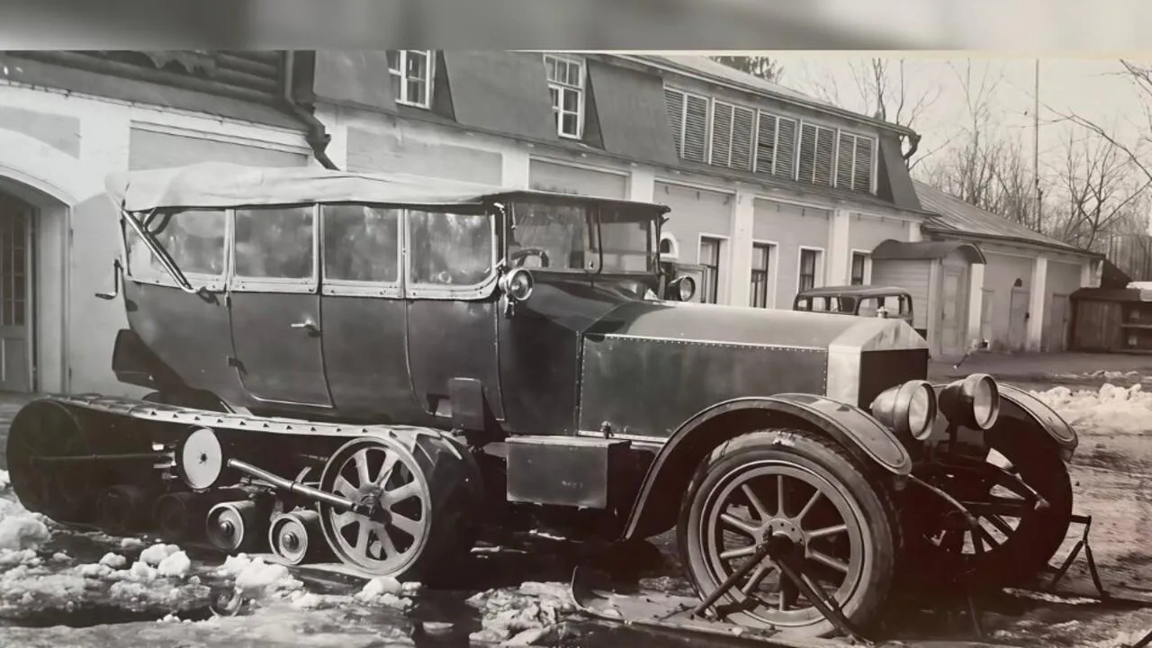 Автолегенда против сугробов: суровый Rolls-Royce-вездеход показали в «Горках Ленинских»