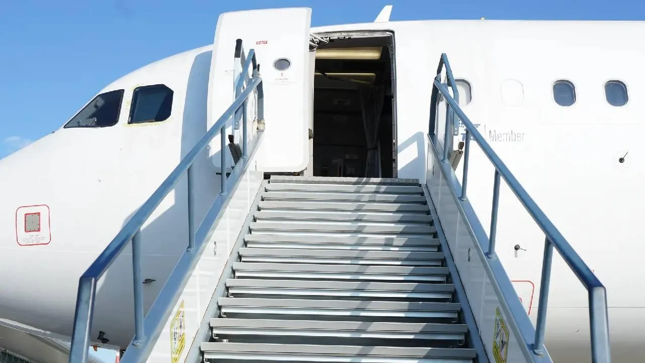 «Случай просто из ряда вон»: Алексей Глызин рассказал, как утихомиривал пьяную дебоширку в самолете