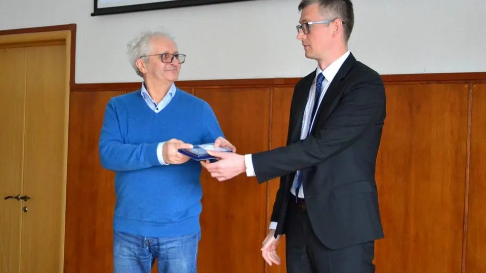 Генеральный директор НПО «Орион» Максим Щербаков (справа) награждает лучших специалистов предприятия. Фото: администрация г.о. Краснознаменск