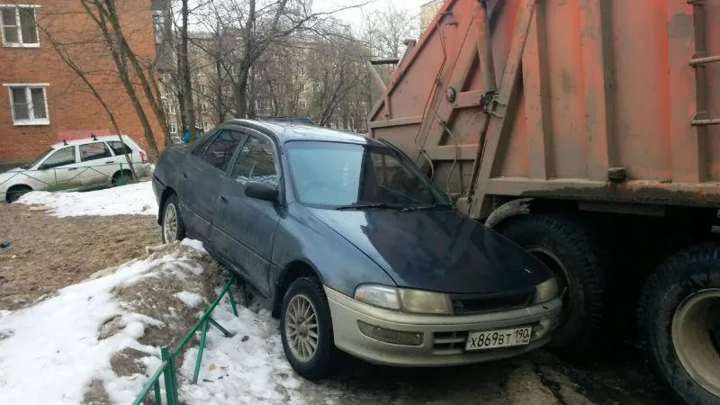 Сильный гололед стал причиной аварии с участием мусоровоза в Дзержинском