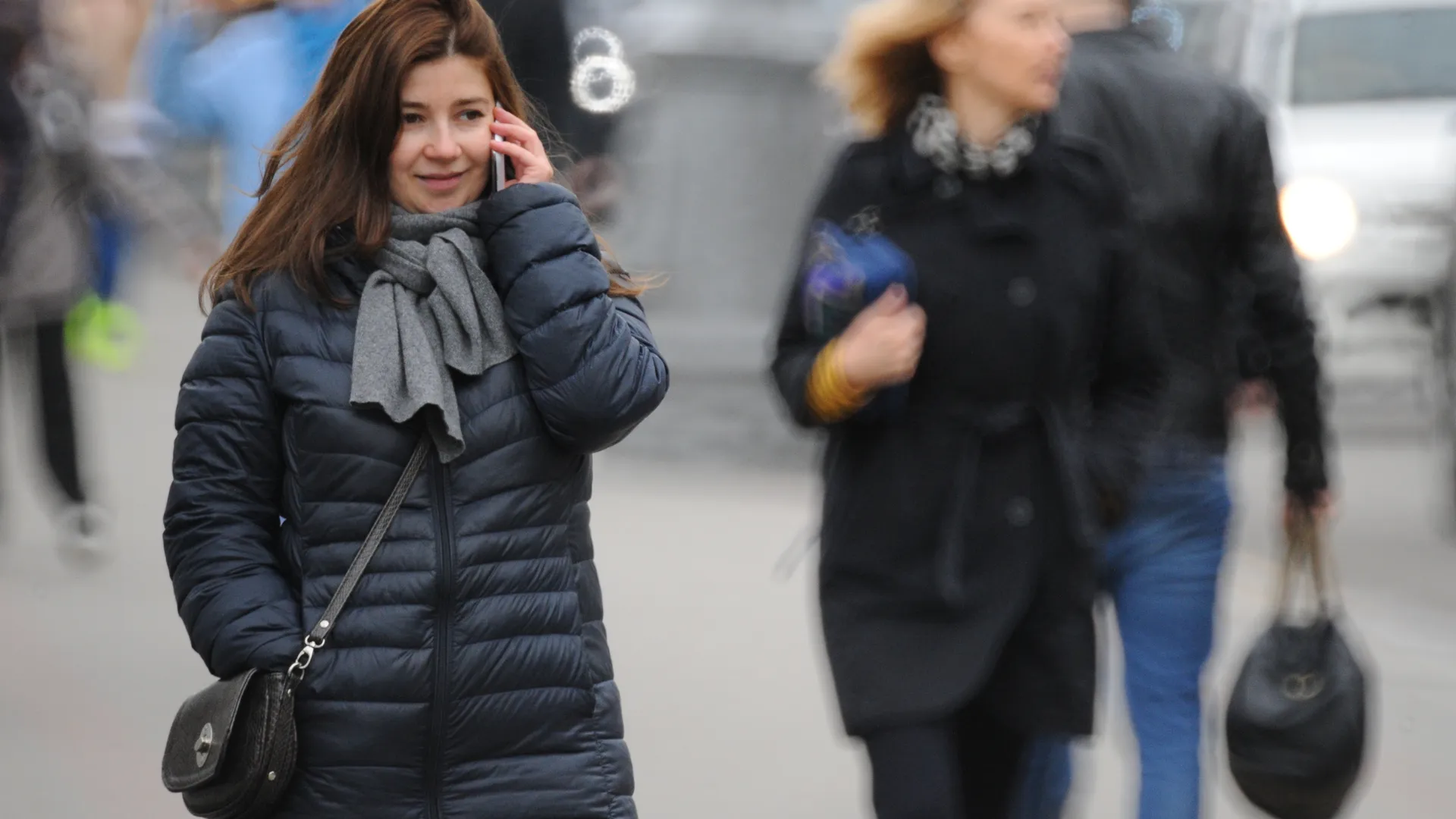 Женщина разговаривает по телефону в Москве