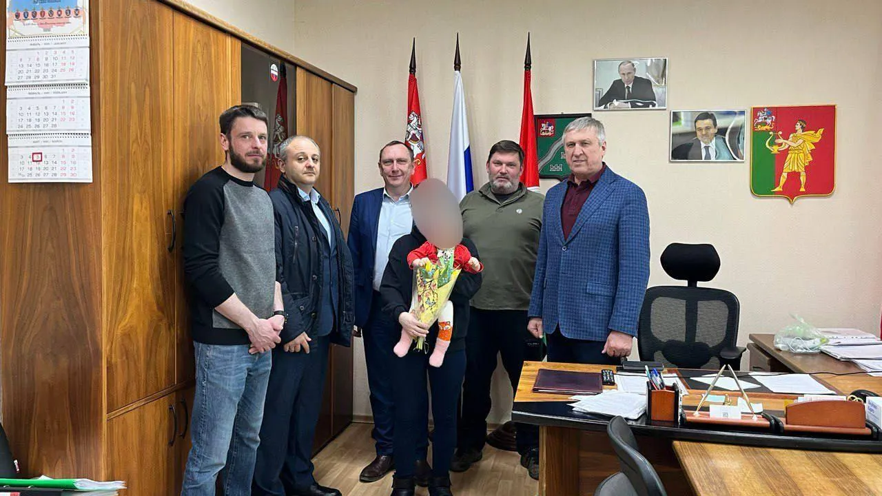 В Апрелевке Наро-Фоминского округа ребенку участника СВО вручили подарок