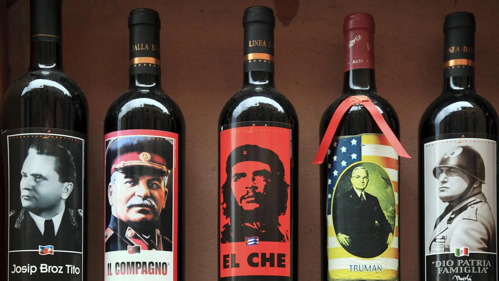 Виная бутылка с тем самым рисунком Фицпатрика (в центре). BAO