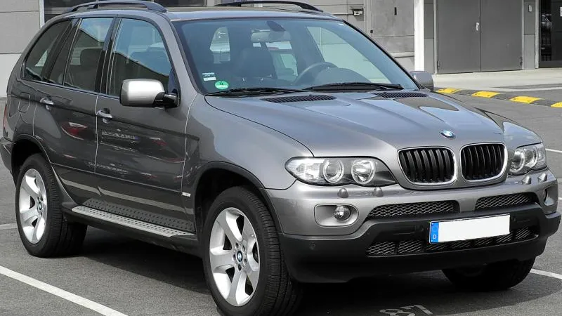 Работники автомойки в Москве угнали у клиента BMW X5