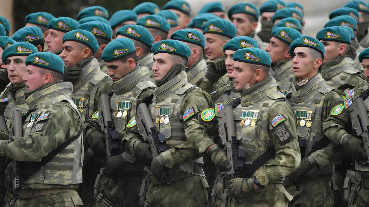 Военнослужащие азербайджанской армии на военном параде в Баку
