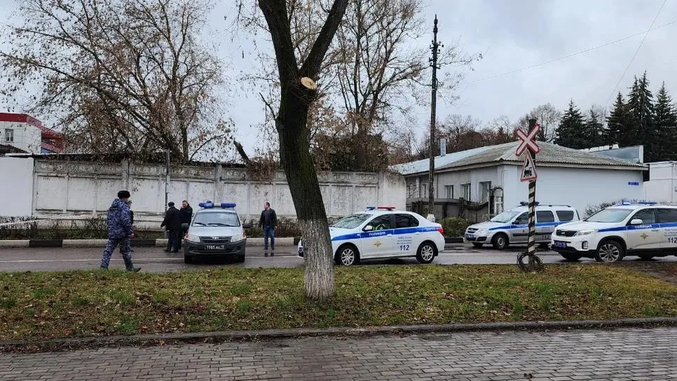 На месте ЧП работают оперативные службы. Фото: Марина Анисимова