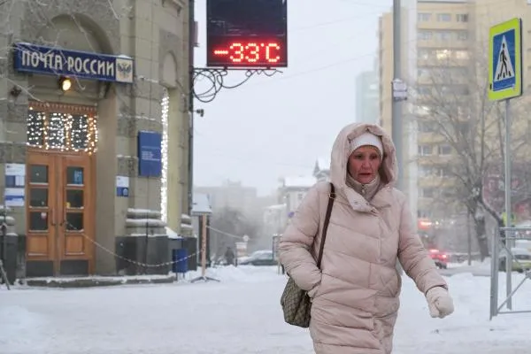 Прохожая на площади Ленина в Новосибирске. Температура в городе в начале декабря 2023 года опустилась до -33 градусов