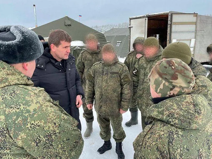 Депутат Госдумы накормил сладостями мобилизованных в Белоруссии