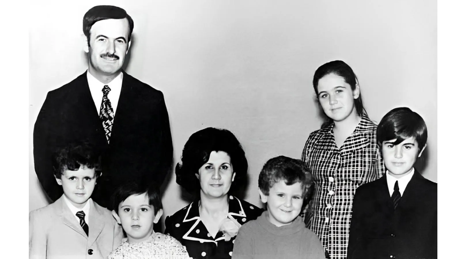 Семья Асадов. Слева направо: стоит отец Хафез Асад, перед ним стоят Башар и Махер, сидит мать Аниса, дальше стоят Маджид, Бушра и Басиль, 70-е года XX века
