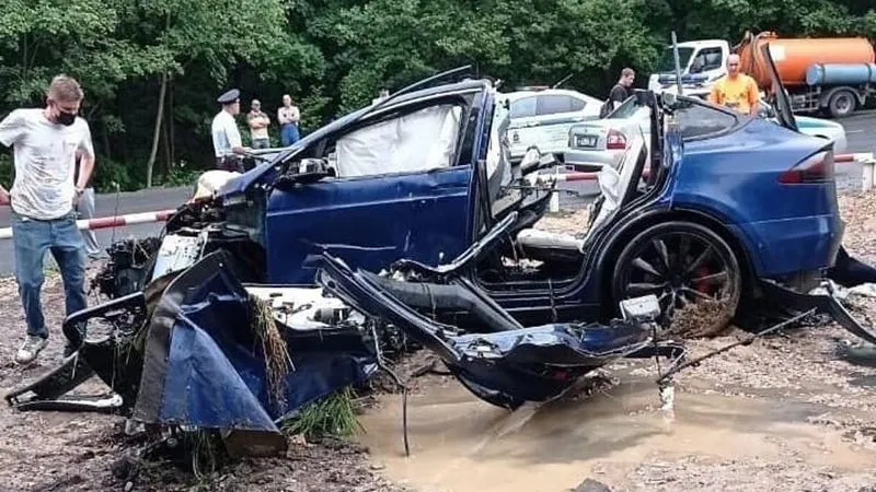 Tesla утонула в барвихинском пруду