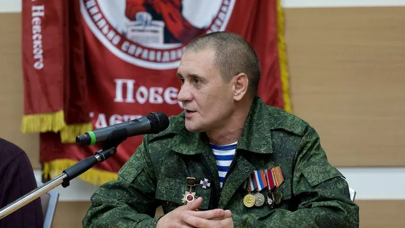 Вернувшийся с фронта безногий солдат помогает с протезированием раненым на СВО