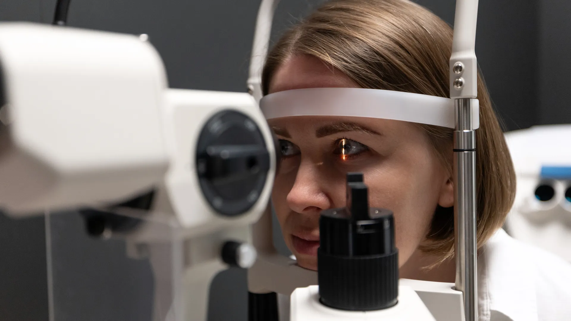 Врач-офтальмолог принимает пациента в КДЦ «Ромашка» в селе Ромашково Одинцовского округа