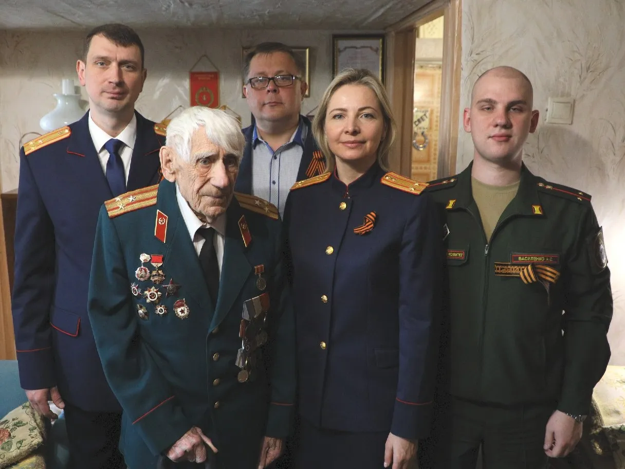 На фото: Евгений Евдокимов и сотрудники СК, предоставлено пресс-службой администрации Наро-Фоминского г.о.&nbsp;