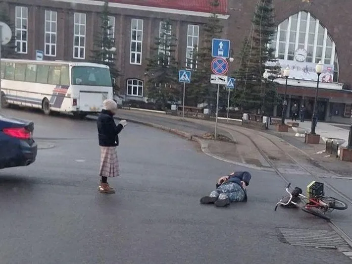Почему в Калининграде женщина не помогла сбитому велосипедисту, а сняла его на видео – разбор адвоката