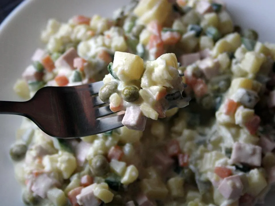 Можно ли есть новогодние салаты утром 1 января: мнение гастроэнтеролога удивит всех