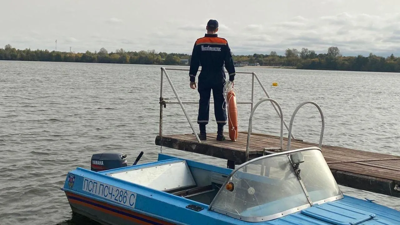 Жителям Подмосковья напомнили об опасностях осенней рыбалки с лодки