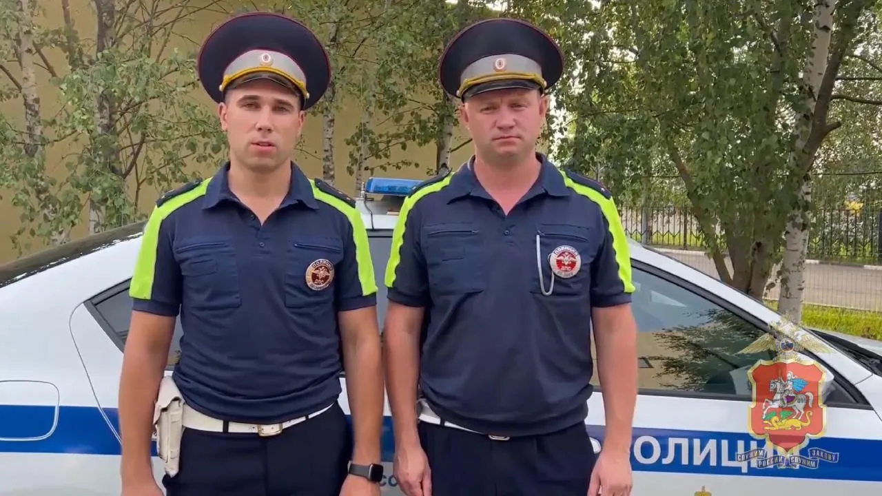 Подмосковные сотрудники ДПС помогли женщине, у которой сломался автомобиль