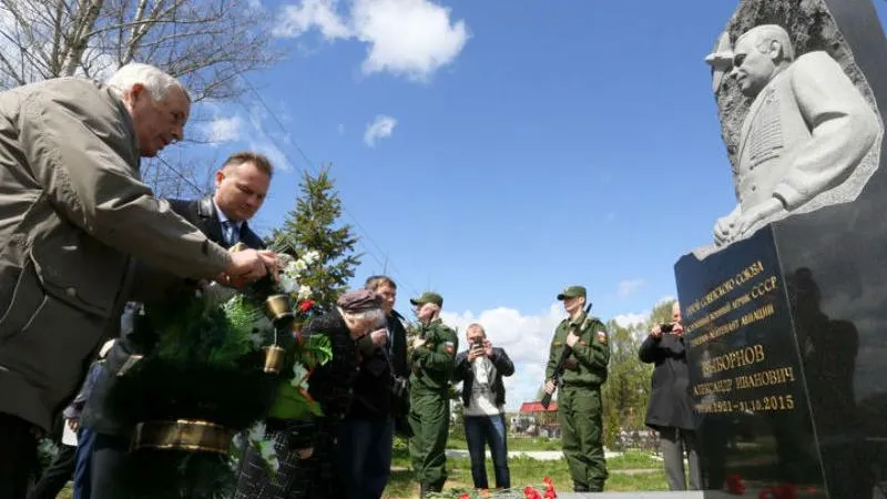 Монумент легендарному летчику-герою Александру Выборнову открыли в Кашире