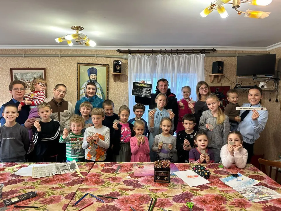 Фото: полиция Раменского округа/ мастер-класс&nbsp;по созданию световозвращающих наклеек