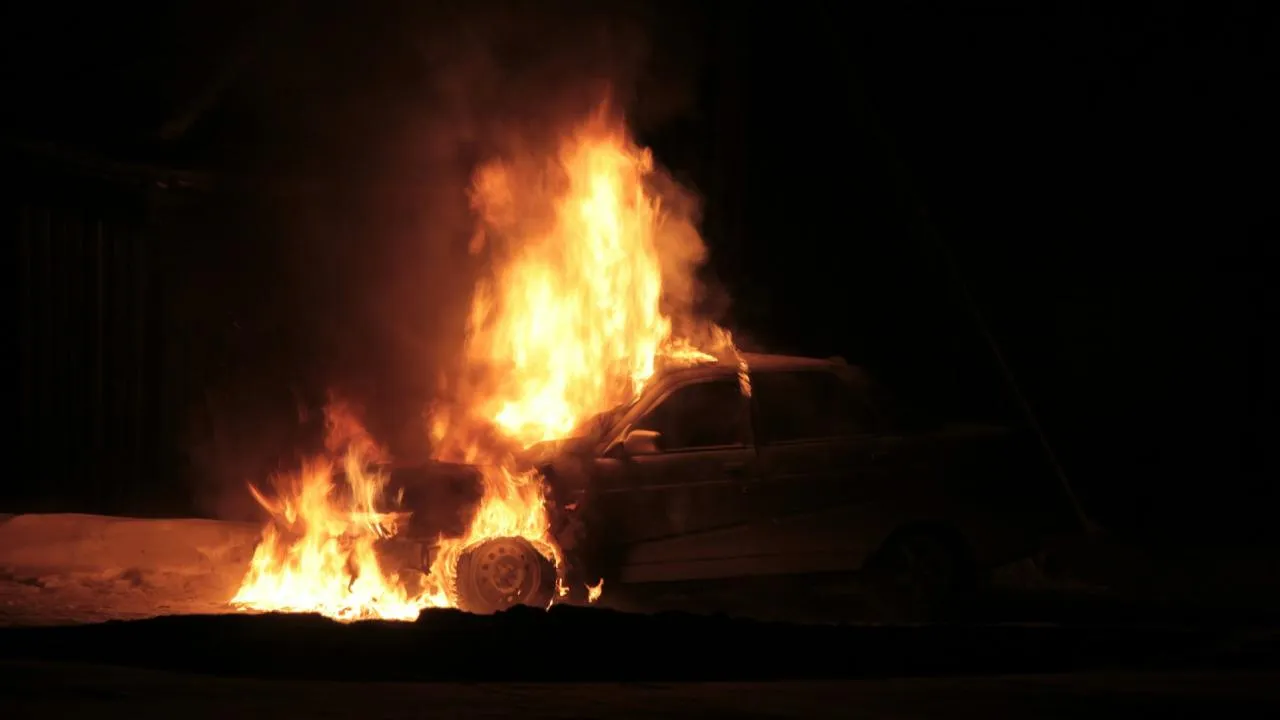 Автомобиль загорелся во дворе дома в Химках