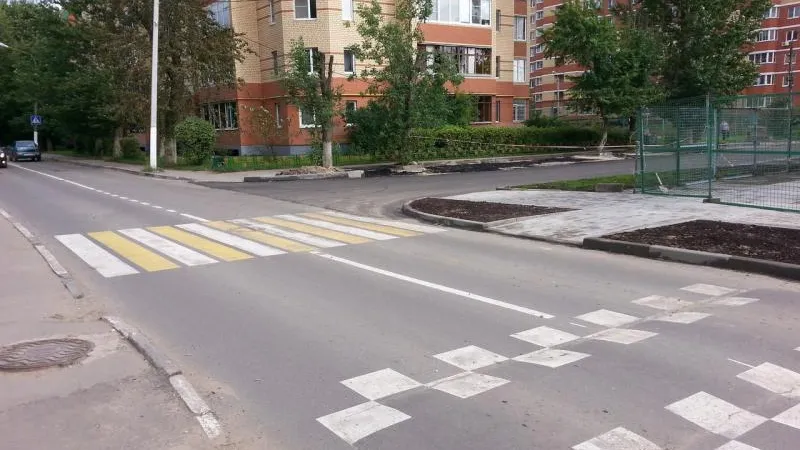Пешеходный переход, упирающийся в клумбу, сделали в Лобне