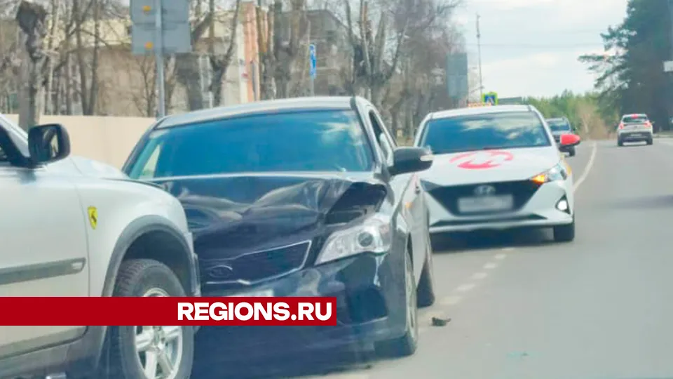 В результате аварии один из автомобилей получил сильные повреждения. Фото: REGIONS/Василий Тремасов