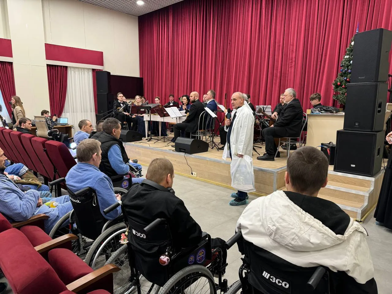 Глава города Владимир Пирогов выступает перед ранеными. Фото: администрация Краснознаменска