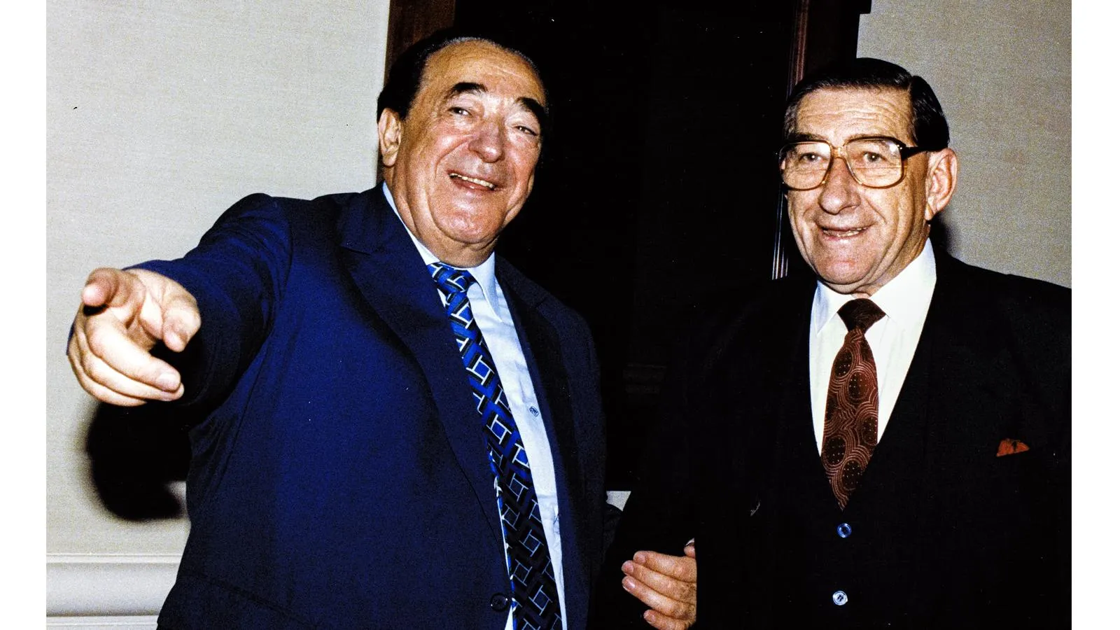 Роберт Максвелл (слева) и посол Южной Африки в США Пит Дж. Корнхоф, Вашингтон, 25 сентября 1990 года. Ron Sachs