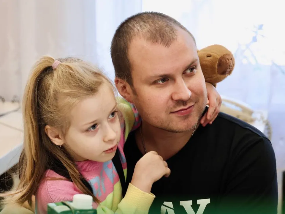 Боец СВО Илья с дочерью. Фото: Администрация г. о.&nbsp;