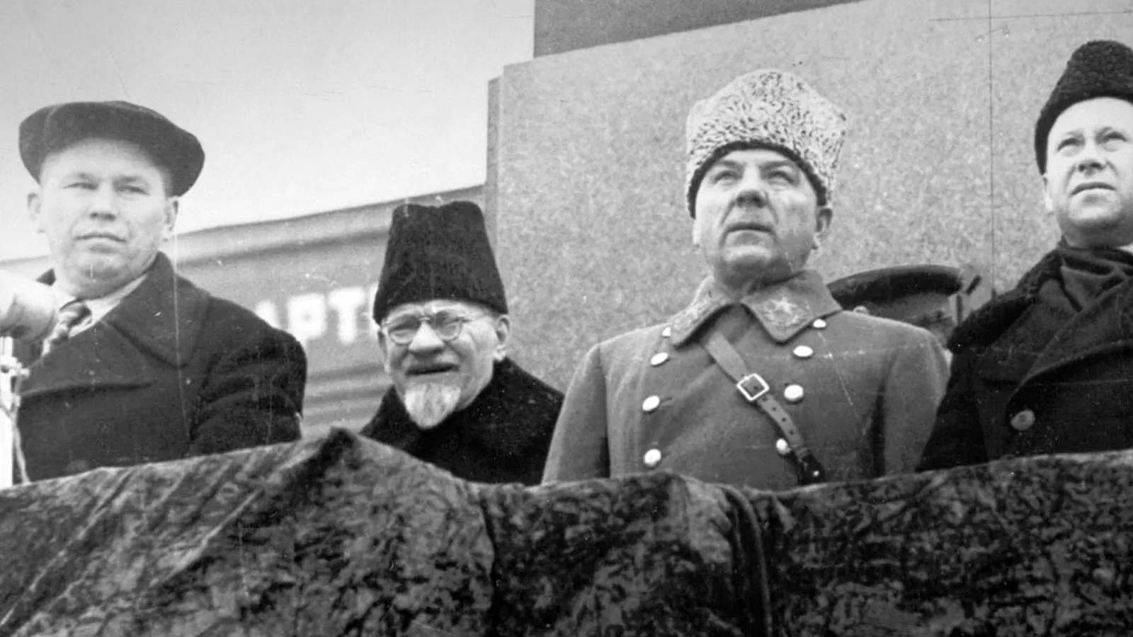 Военный парад в Куйбышеве 7 ноября 1941 года, в центре на трибуне слева направо: председатель Президиума Верховного Совета СССР Михаил Калинин и маршал Советского Союза Климент Ворошилов