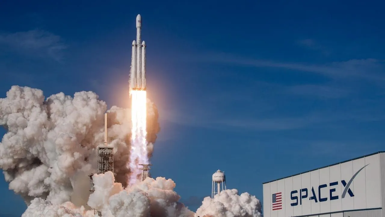 SpaceX совершит первый орбитальный полет над полюсами Земли