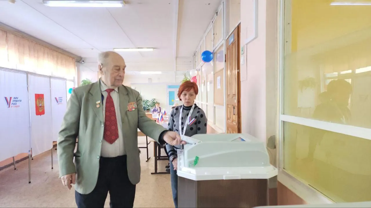 Ветеран ВОВ Николай Савостенок проголосовал на выборах президента
