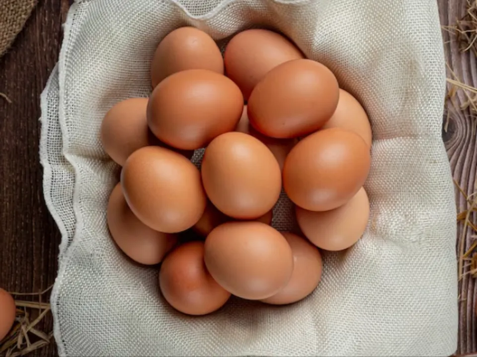 Стакан с водой, яйцо и свеча: эзотерик рассказала, как легко избавиться от сглаза с помощью подручных средств